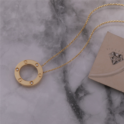 قلادة كلاسيكية من الذهب عيار 18 قيراطًا مع 3 ماسات رمز مميز لمجوهرات الحب