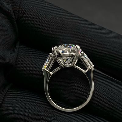 جودة خاتم سوليتير من الذهب الصلب عيار 18 قيراطًا مرصع بماسة صناعية بيضاوية الشكل من Luxuryshine بقطع VVS/VS بوزن 10 قيراط مع شهادة IGI للمجوهرات المخصصة مصنع