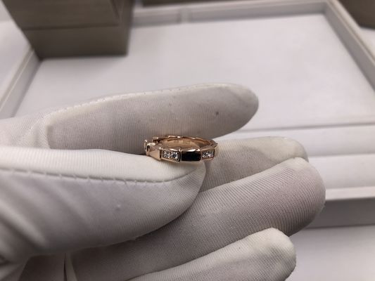 مجوهرات يدوية الصنع حسب الطلب مع قطع ألماس ونقش شخصي لتصميم فاخر فريد من نوعه