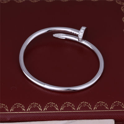 جودة JUSTE UN CLOU BRACELET في سوار أظافر من الذهب الأبيض عيار 18 قيراطًا مع الماس في الأعلى والطرف مصنع